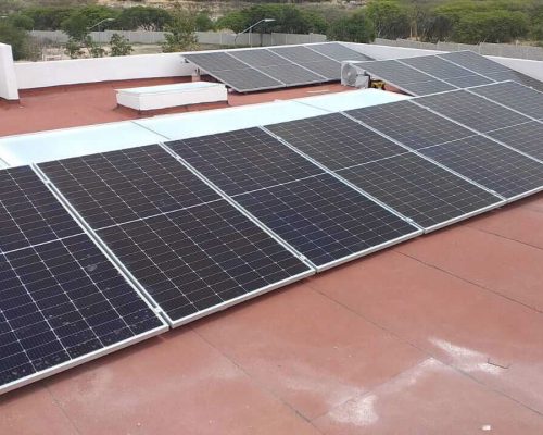 Instalación sobre techo de sistema de paneles solares